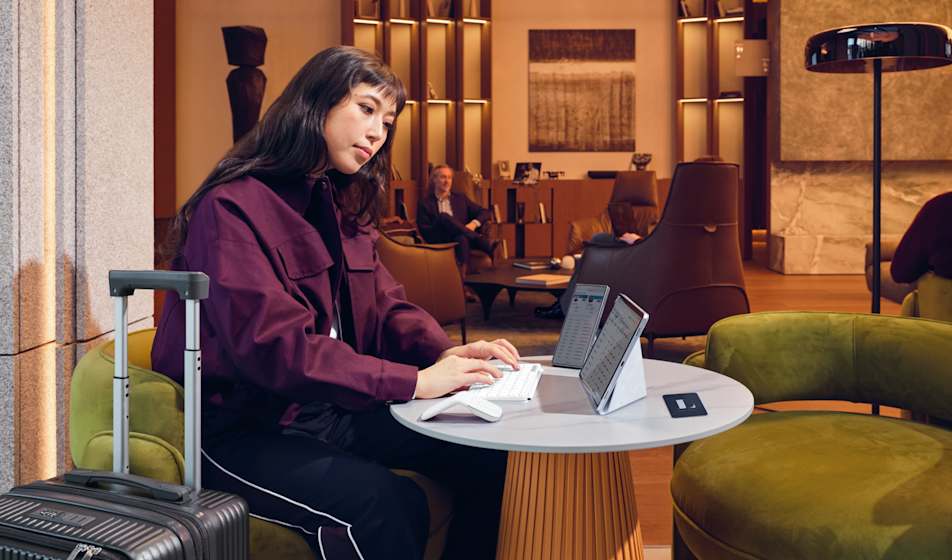 person-working-using-mobi-fold-offwhite-with-multi-devices-feature-3